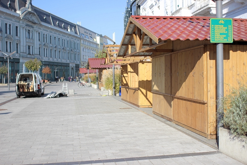 Már épül a karácsonyi forgatag