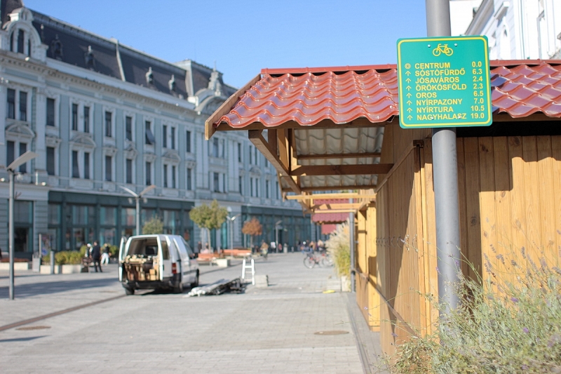 Már épül a karácsonyi forgatag