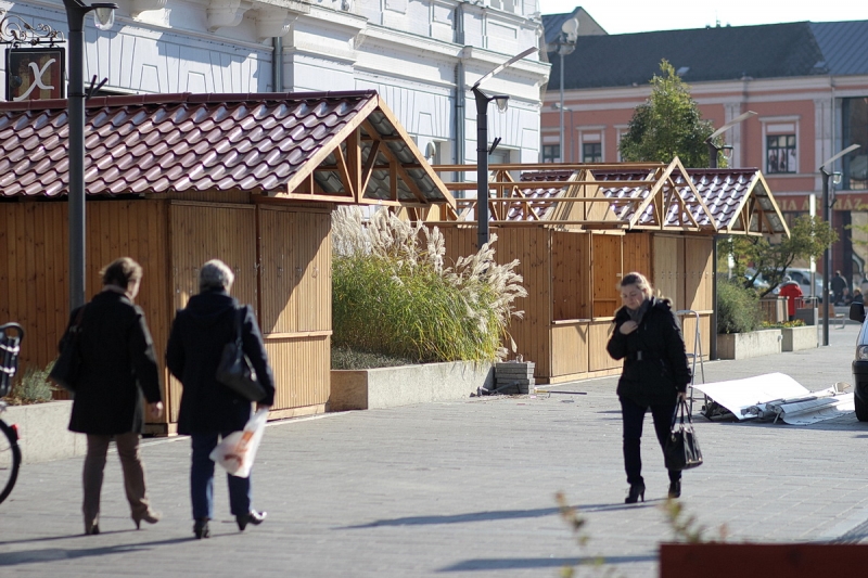 Már épül a karácsonyi forgatag