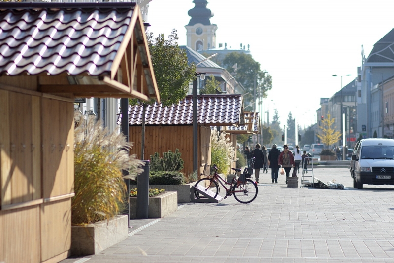 Már épül a karácsonyi forgatag