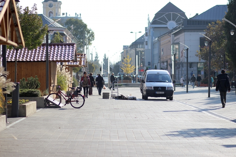 Már épül a karácsonyi forgatag
