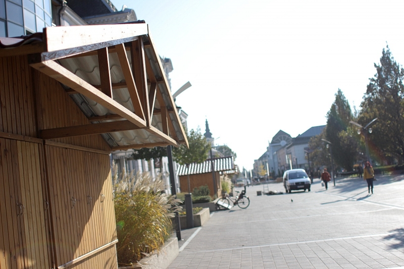 Már épül a karácsonyi forgatag