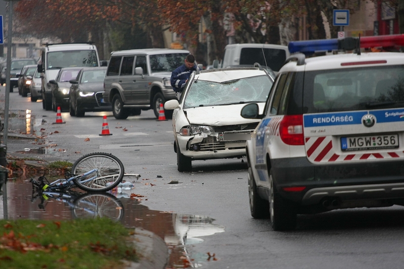 Kerékpárost gázoltak a Vasvári Pál utcán