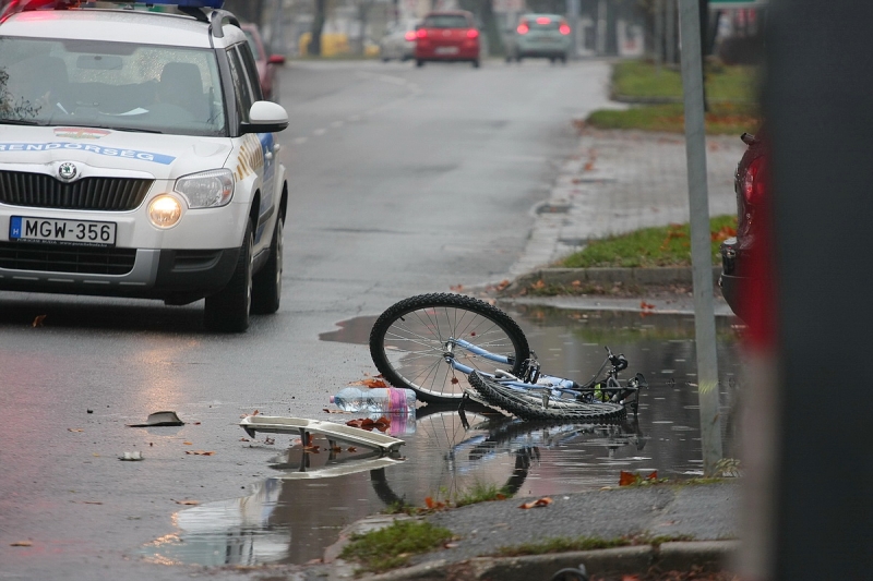 Kerékpárost gázoltak a Vasvári Pál utcán