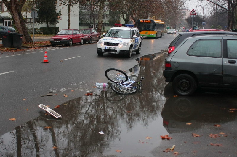 Kerékpárost gázoltak a Vasvári Pál utcán