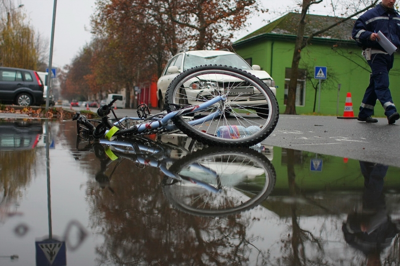 Kerékpárost gázoltak a Vasvári Pál utcán