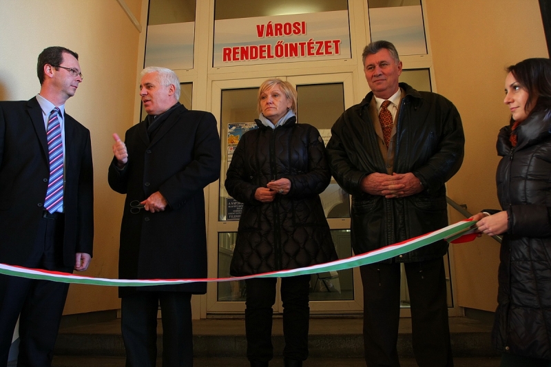 Átadták a felújított rendelőintézetet