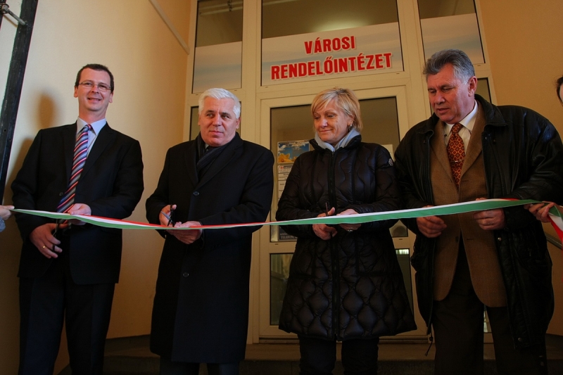 Átadták a felújított rendelőintézetet