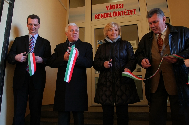 Átadták a felújított rendelőintézetet