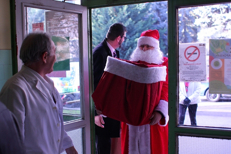 A gyerekosztályon is járt a Mikulás