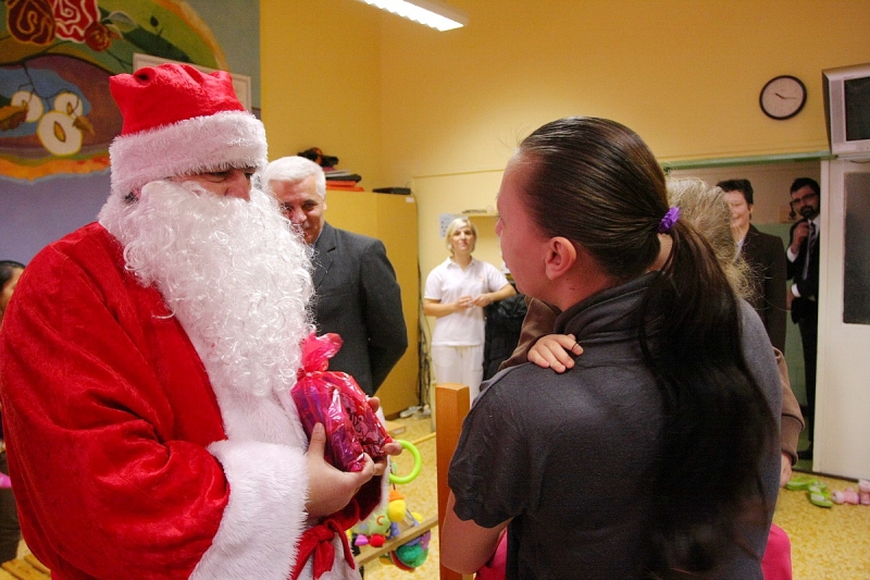 A gyerekosztályon is járt a Mikulás