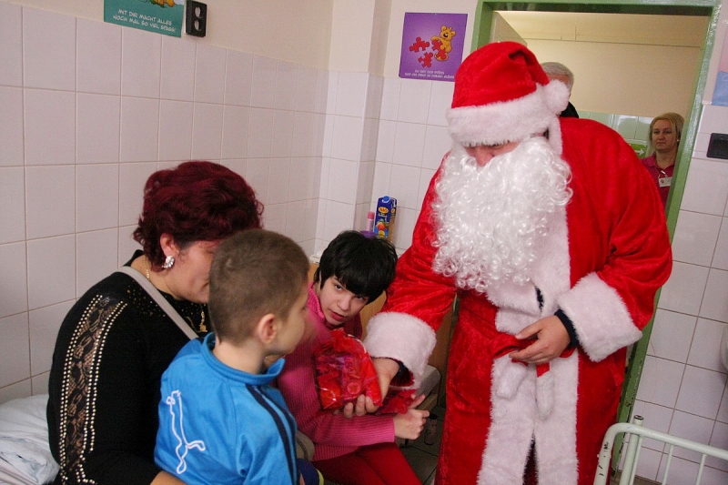 A gyerekosztályon is járt a Mikulás