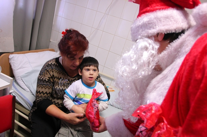 A gyerekosztályon is járt a Mikulás