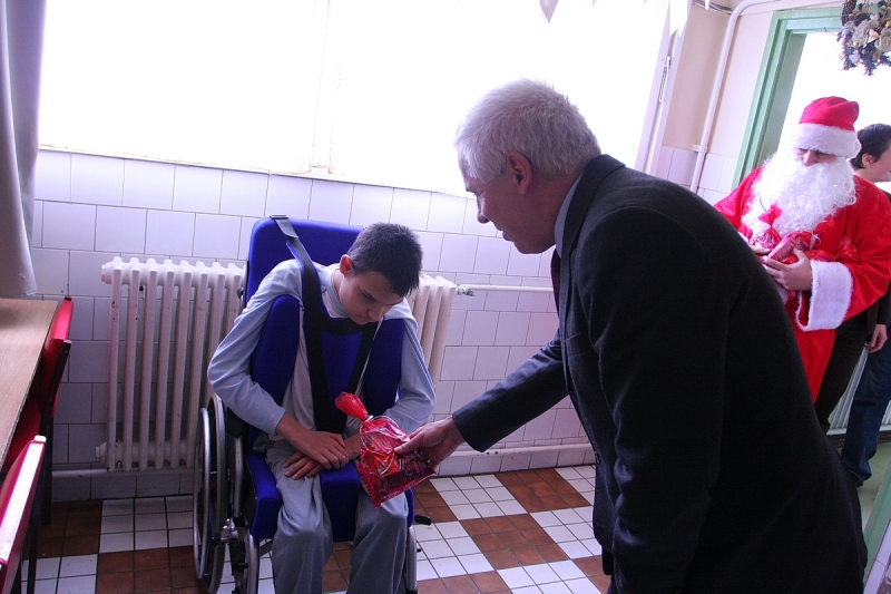 A gyerekosztályon is járt a Mikulás