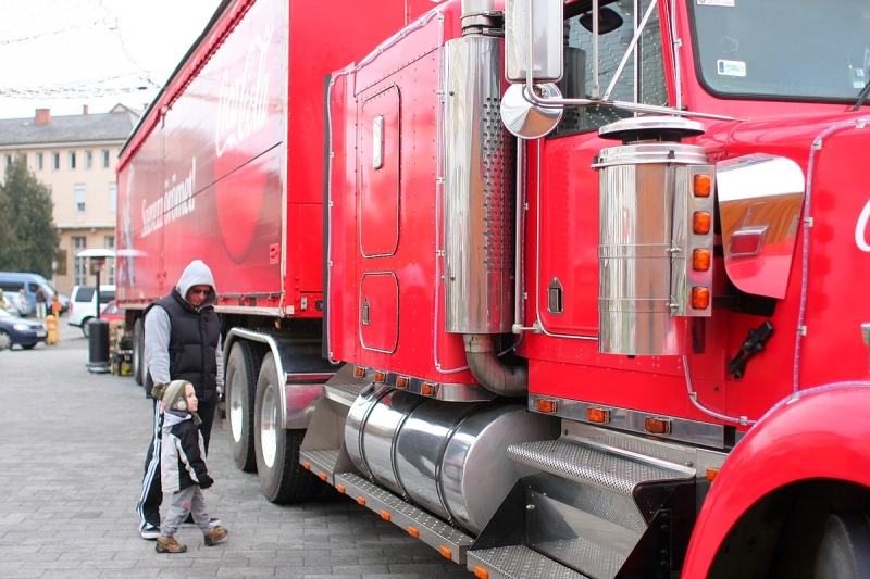 Karácsonyi kamion a sétáló utcában