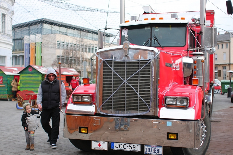 Karácsonyi kamion a sétáló utcában