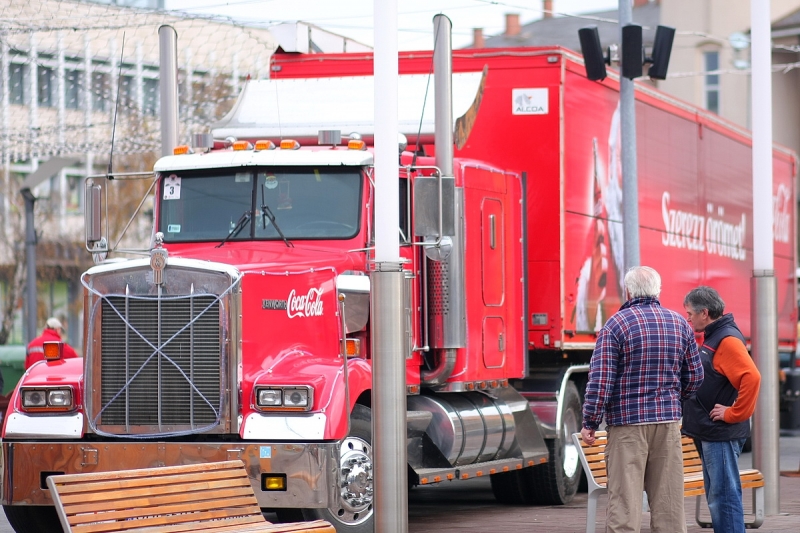 Karácsonyi kamion a sétáló utcában