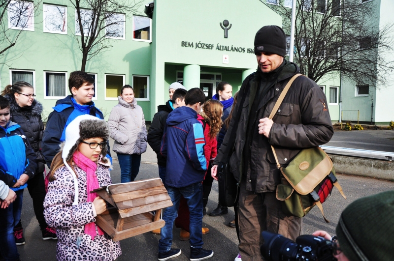 Madáretető a Bem József Általános Iskolának
