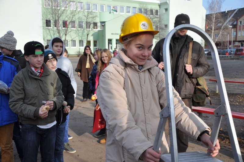 Madáretető a Bem József Általános Iskolának