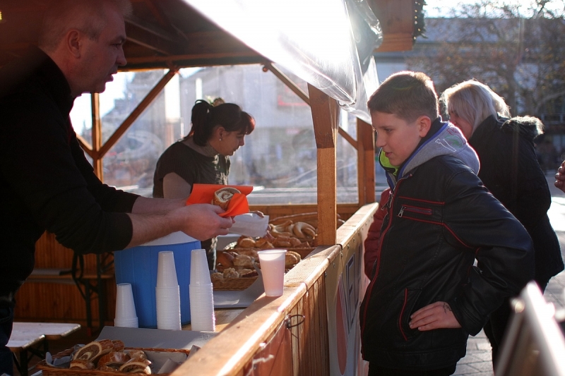 Péksütemény-meglepetés a forgatagban