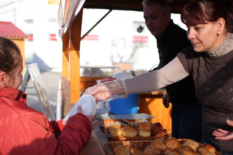 Péksütemény-meglepetés a forgatagban