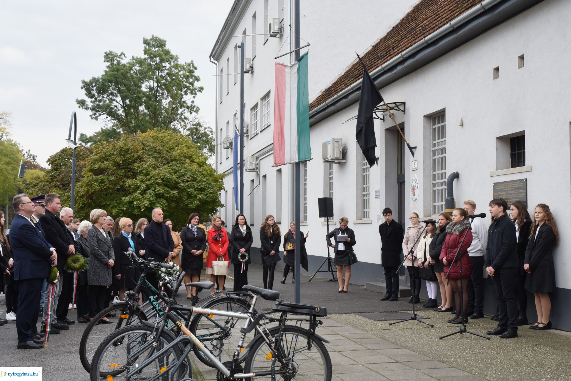 1956-os megemlékezés - koszorúzás a börtön falánál