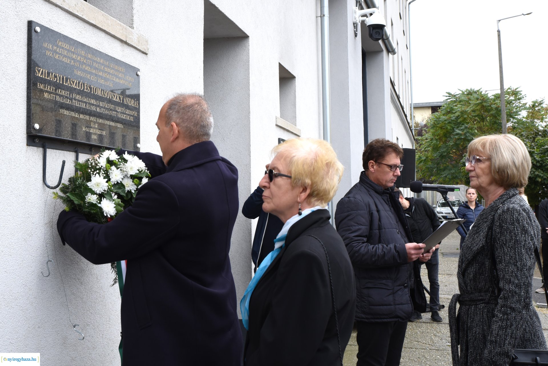 1956-os megemlékezés - koszorúzás a börtön falánál