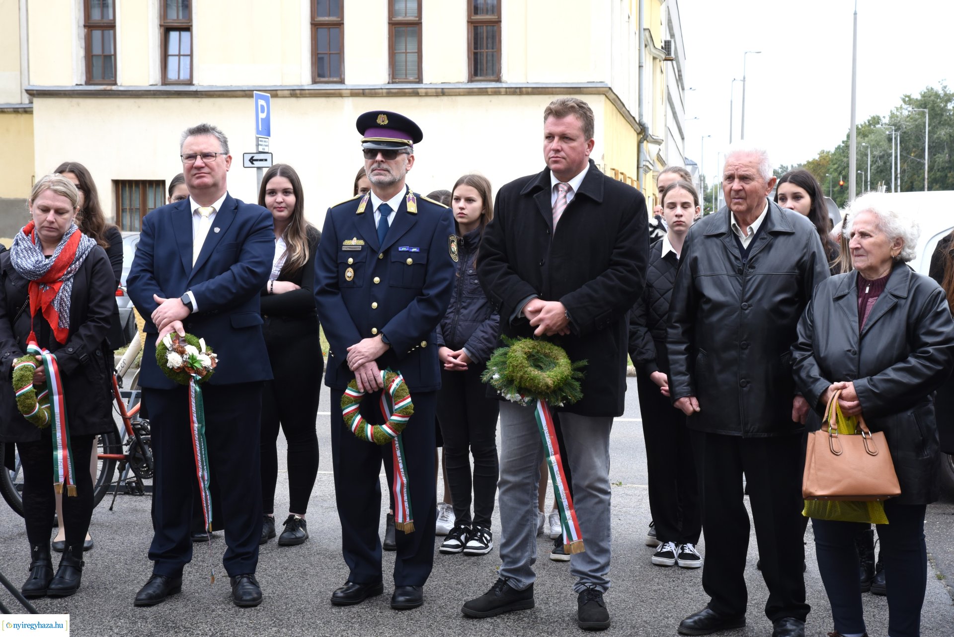 1956-os megemlékezés - koszorúzás a börtön falánál