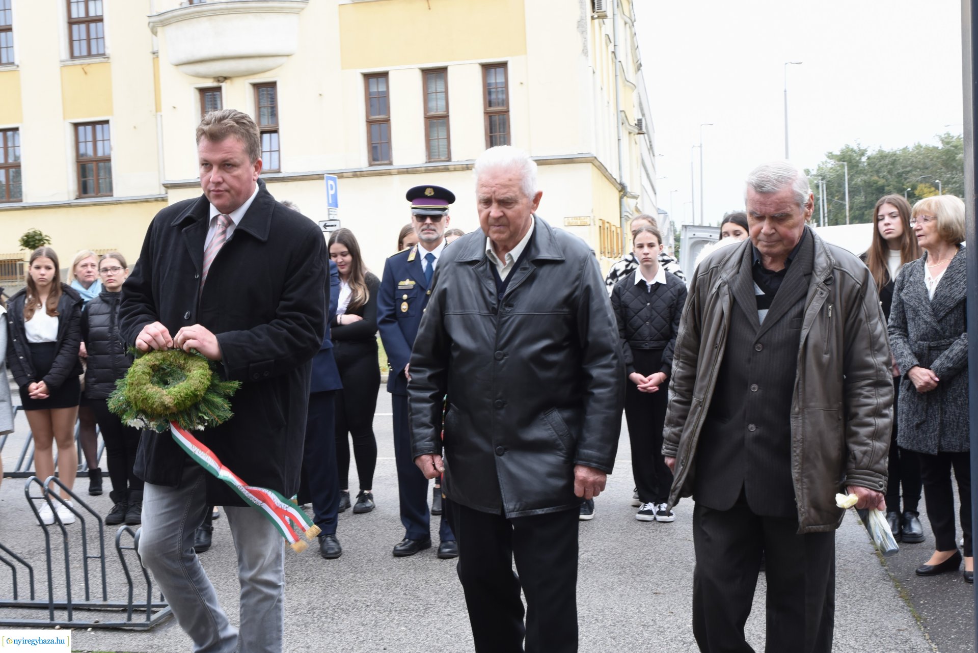 1956-os megemlékezés - koszorúzás a börtön falánál