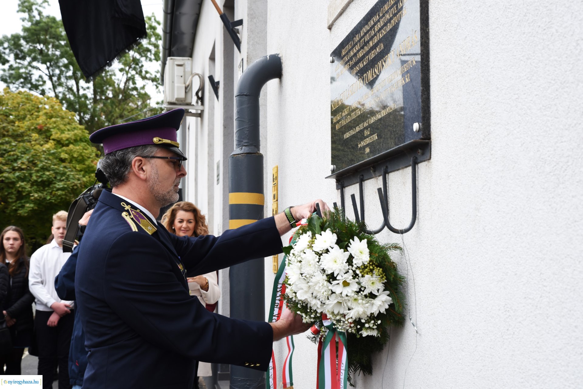 1956-os megemlékezés - koszorúzás a börtön falánál