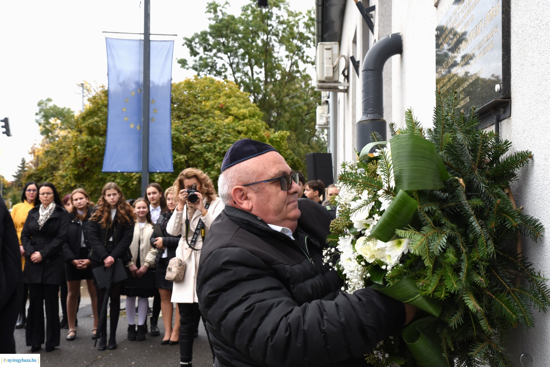 1956-os megemlékezés - koszorúzás a börtön falánál