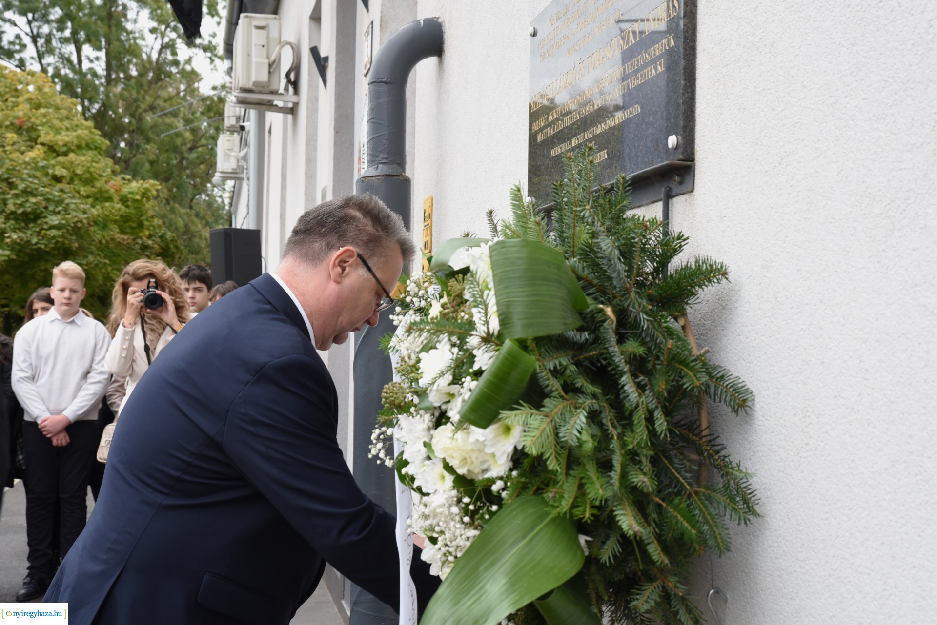 1956-os megemlékezés - koszorúzás a börtön falánál