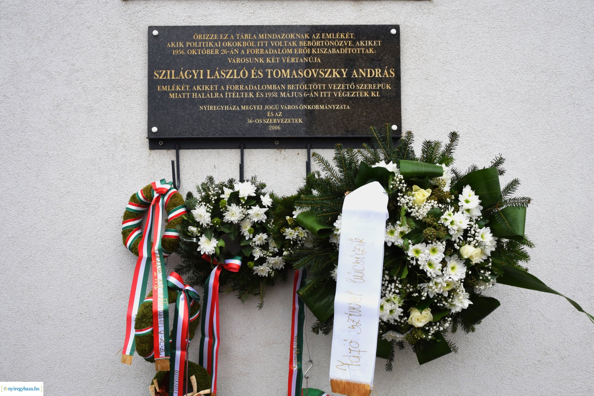 1956-os megemlékezés - koszorúzás a börtön falánál