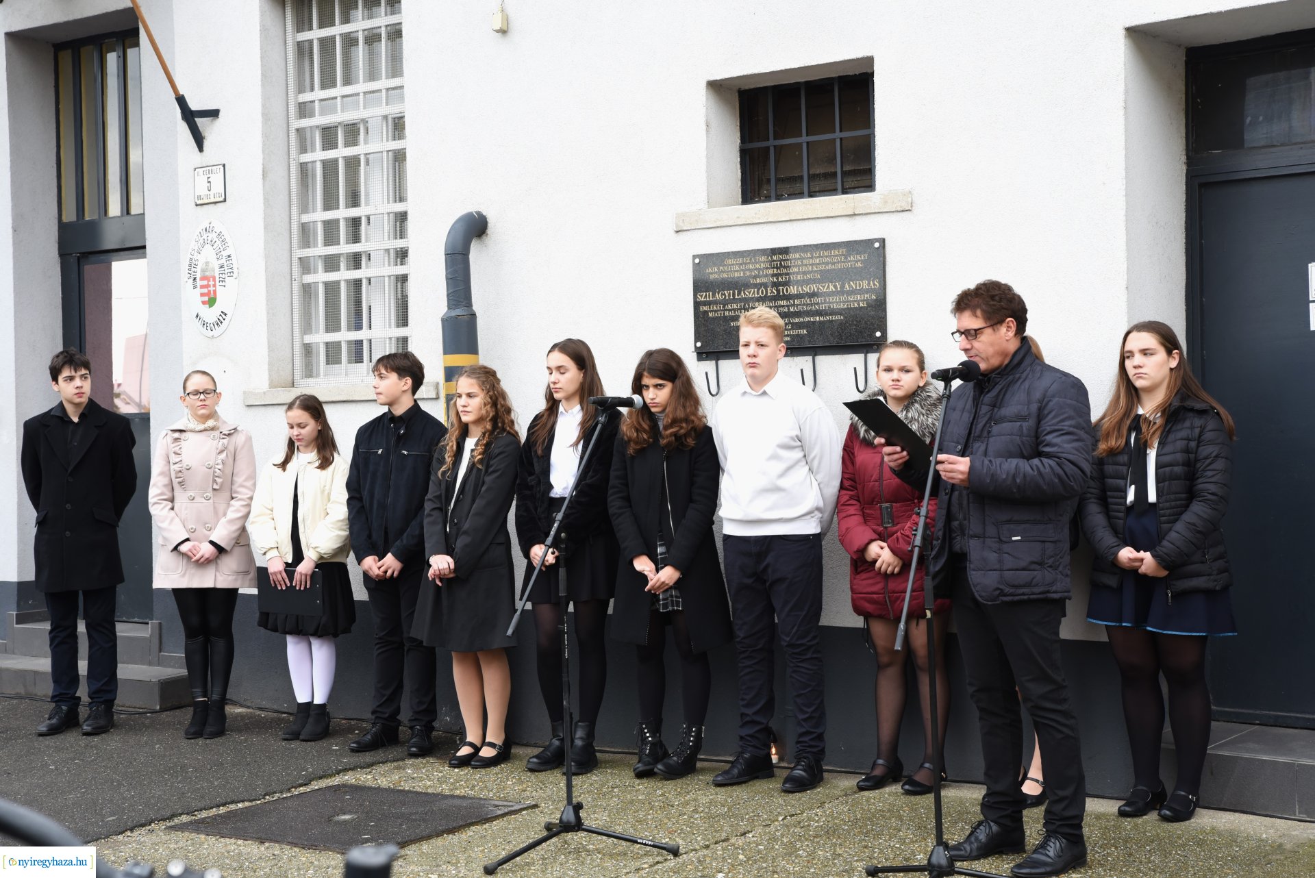 1956-os megemlékezés - koszorúzás a börtön falánál