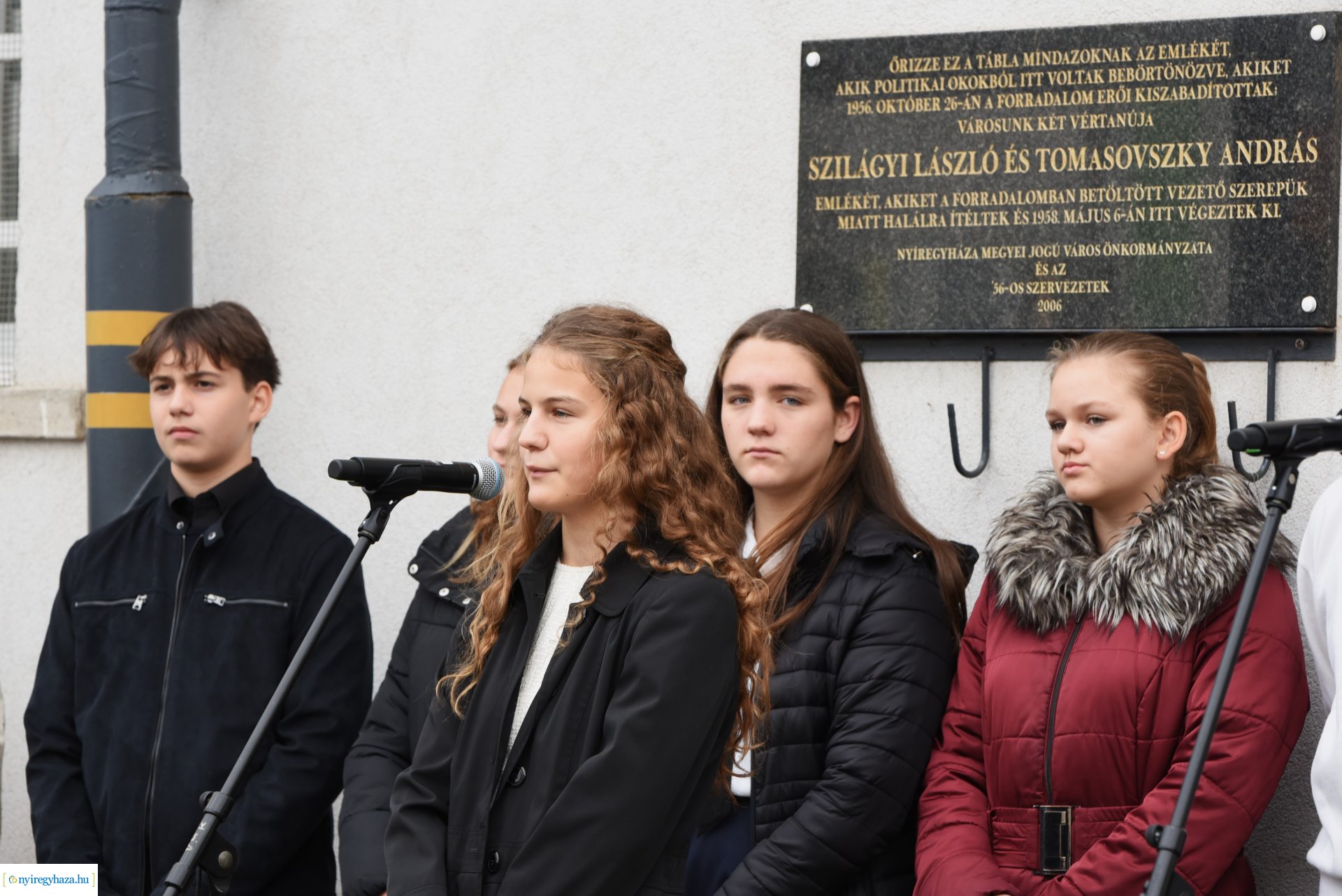 1956-os megemlékezés - koszorúzás a börtön falánál