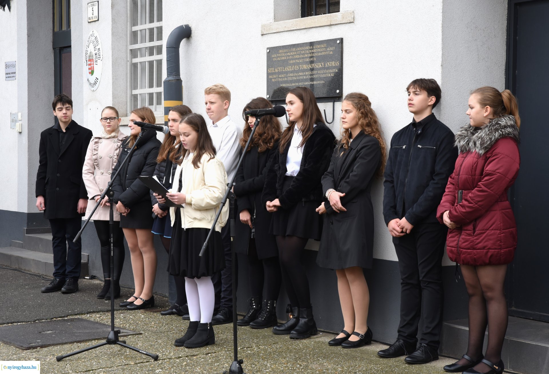 1956-os megemlékezés - koszorúzás a börtön falánál