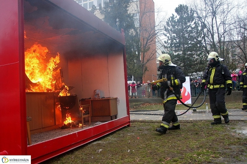 Tűzoltó bemutató