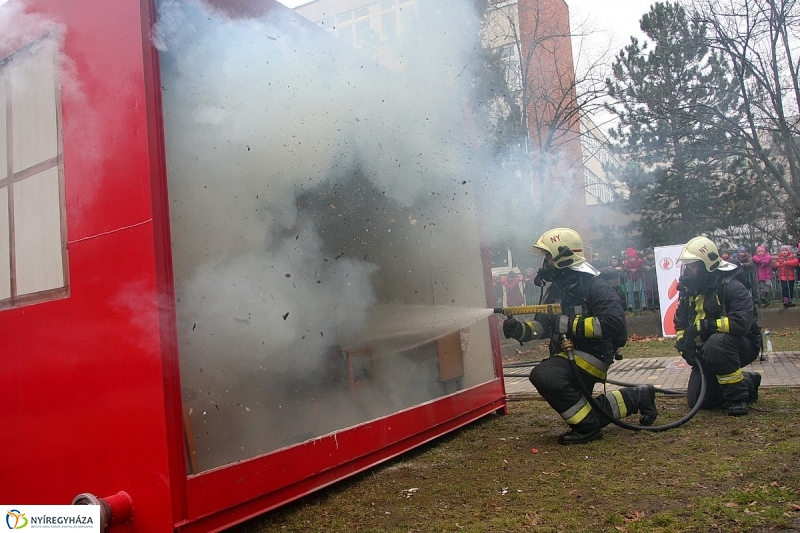 Tűzoltó bemutató