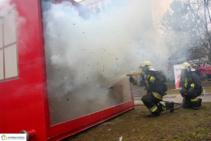 Tűzoltó bemutató