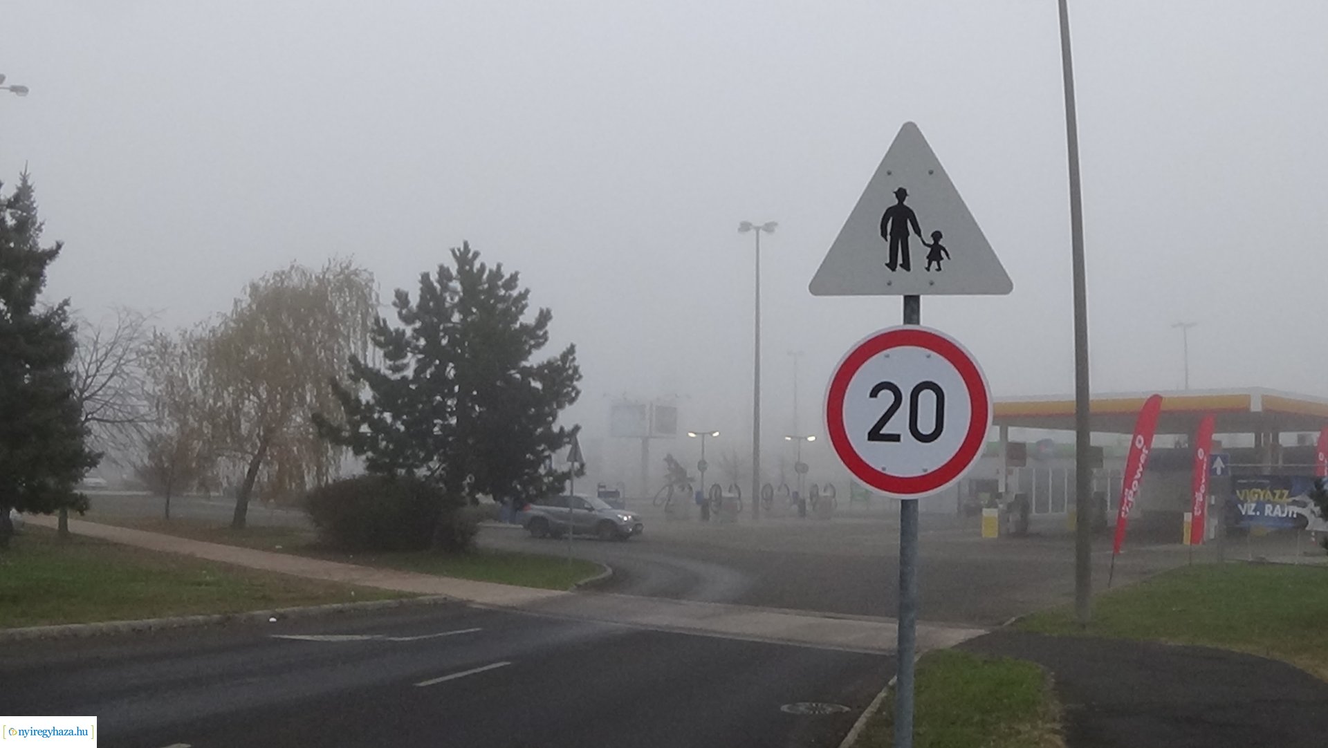 20 km/h-s sebességgel lehet behajtani a Kosbor utcai nagy bevásárlóközpontok parkolóiba 