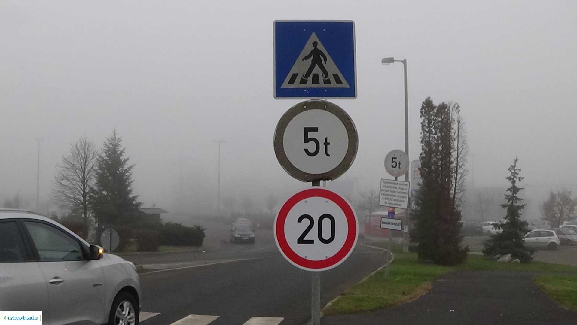 20 km/h-s sebességgel lehet behajtani a Kosbor utcai nagy bevásárlóközpontok parkolóiba 