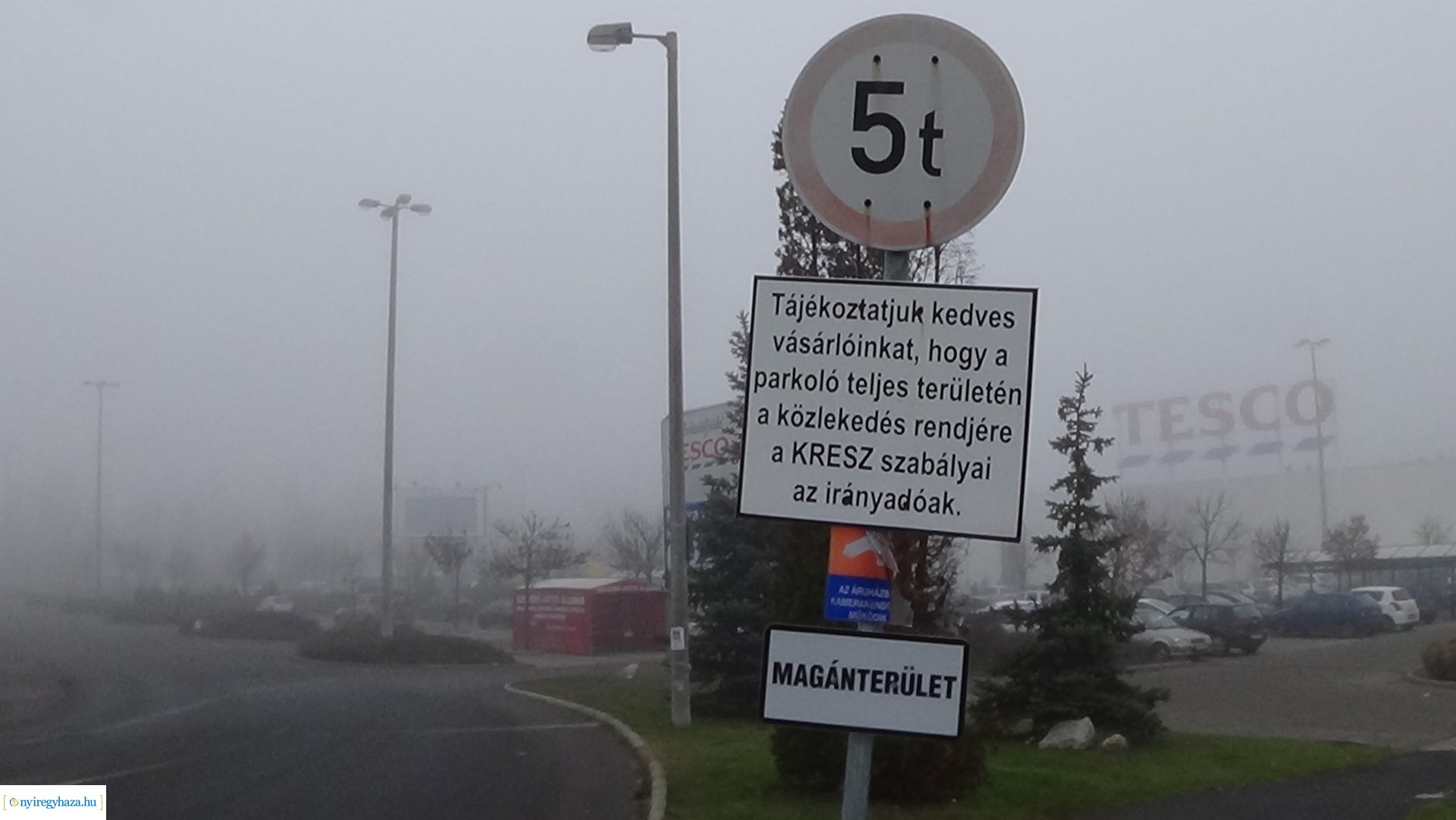 20 km/h-s sebességgel lehet behajtani a Kosbor utcai nagy bevásárlóközpontok parkolóiba 
