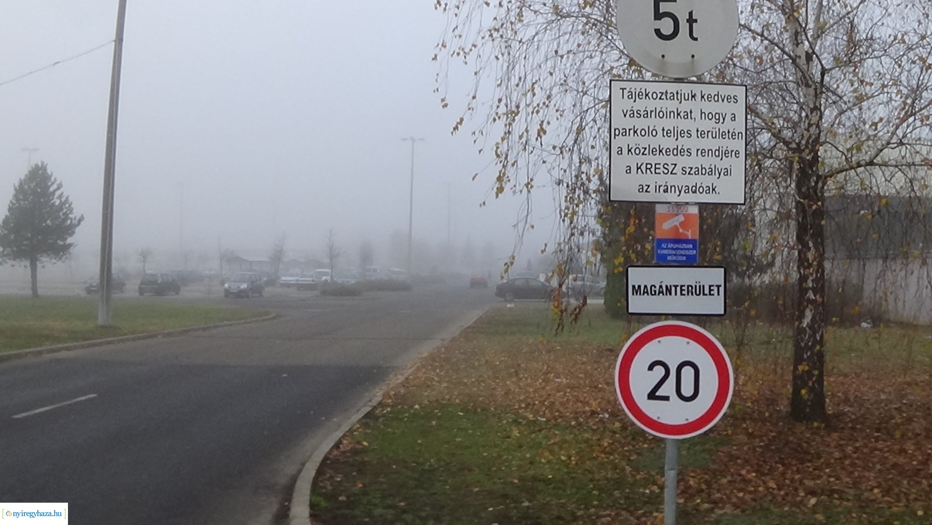 20 km/h-s sebességgel lehet behajtani a Kosbor utcai nagy bevásárlóközpontok parkolóiba 