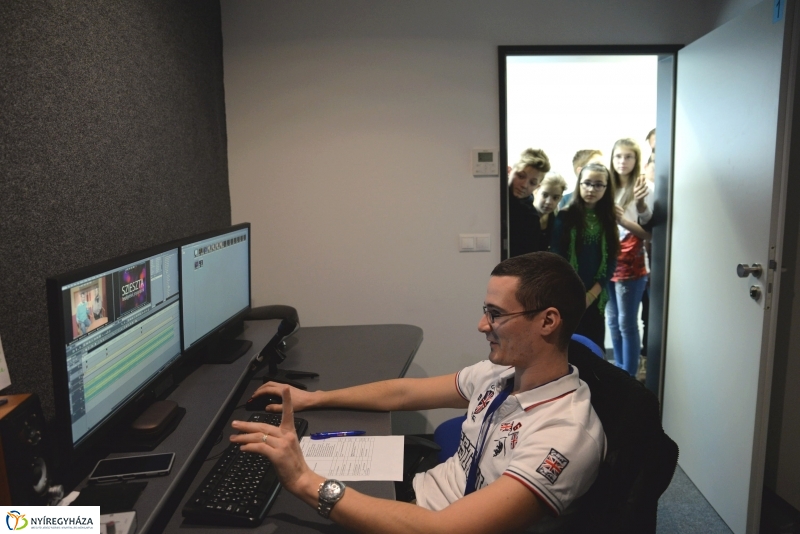 Iskolás csoport látogatása a Nyíregyházi Televíziónál