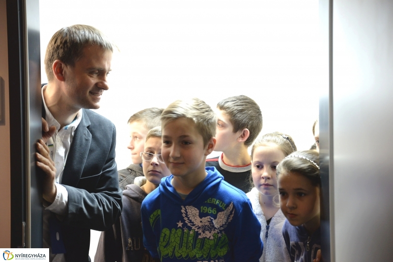 Iskolás csoport látogatása a Nyíregyházi Televíziónál