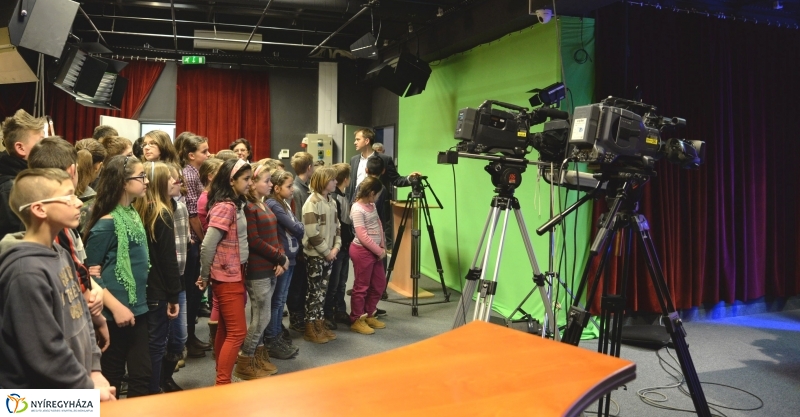Iskolás csoport látogatása a Nyíregyházi Televíziónál