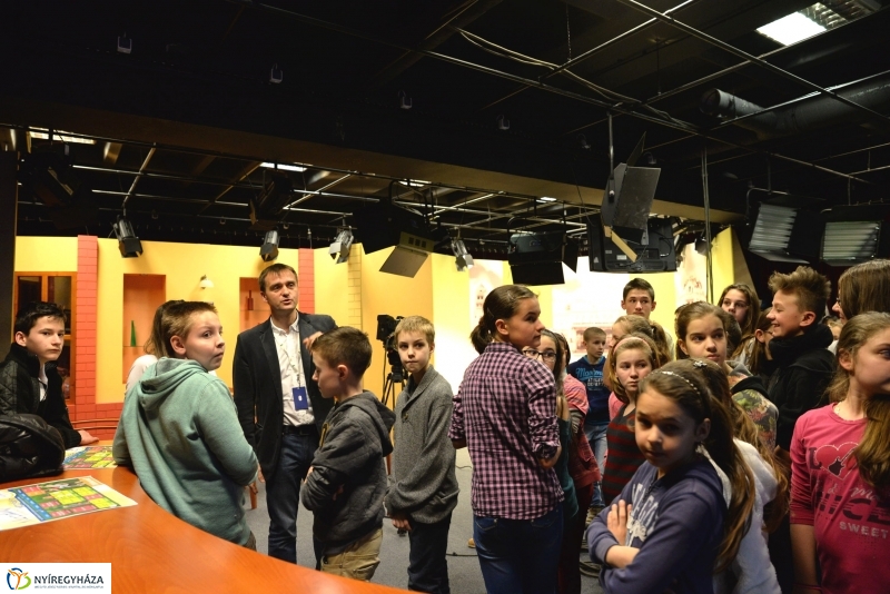 Iskolás csoport látogatása a Nyíregyházi Televíziónál