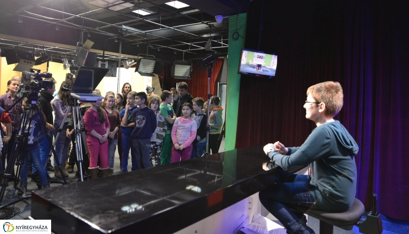 Iskolás csoport látogatása a Nyíregyházi Televíziónál