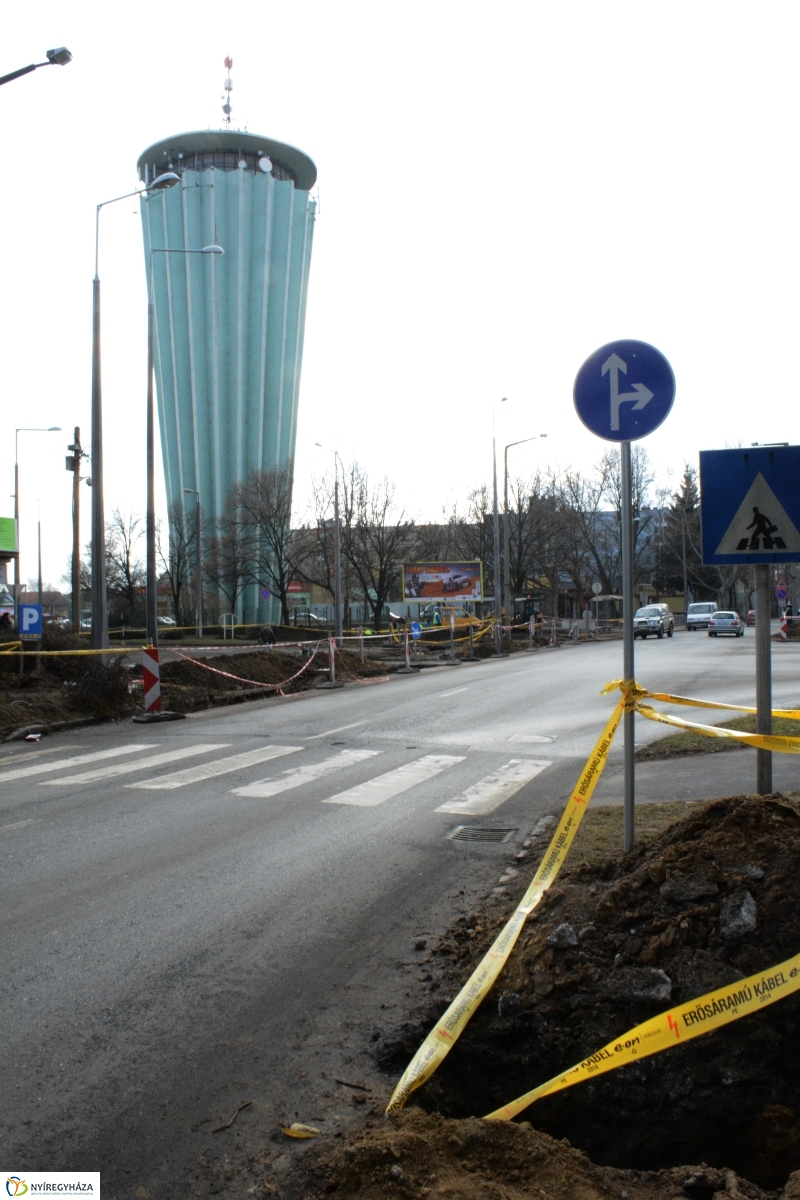 Körforgalom építése az Arany János utcán