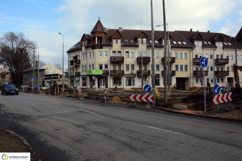 Körforgalom építése az Arany János utcán